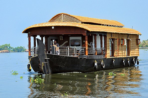 Cruising through the backwaters of Kerala is one of the most romantic and memorable experiences! it should not be given a miss when you are in God's own country.#keralabackwaters #keralabeaches #keralatour #keralatourism #Incredibleindia #keralatourpackages #beachtour #htoindia