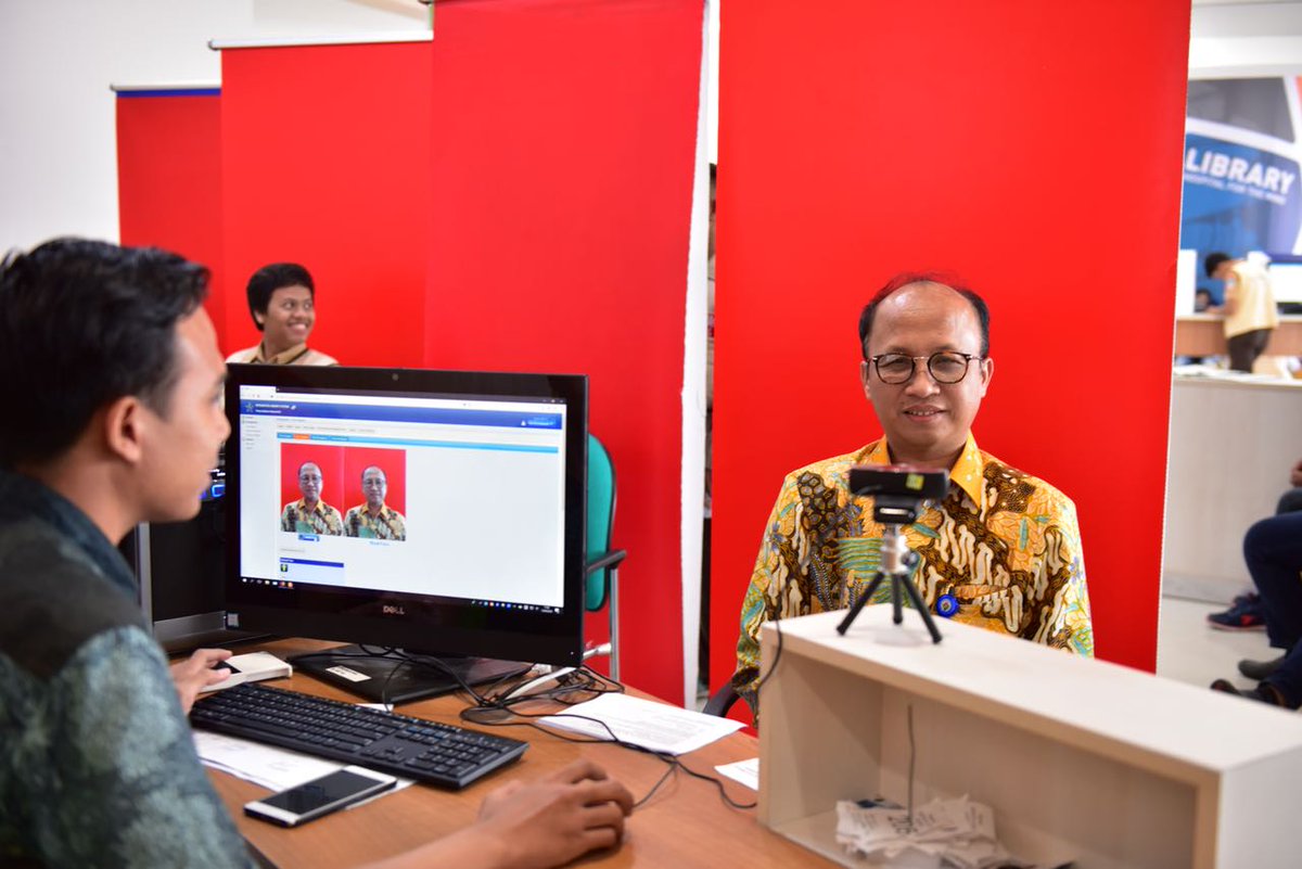 anwsanusi's tweet photo. Untuk menambah pengetahuan dan wawasan perkaya literasi terutama anak Jaman Now, Saya menyempatkan untuk membuat Kartu Anggota Perpustakaan secara gratis serta meninjau Gedung Perpustakan Nasional. @perpusnas1 @KemenDesa https://t.co/6E5aolVDfG