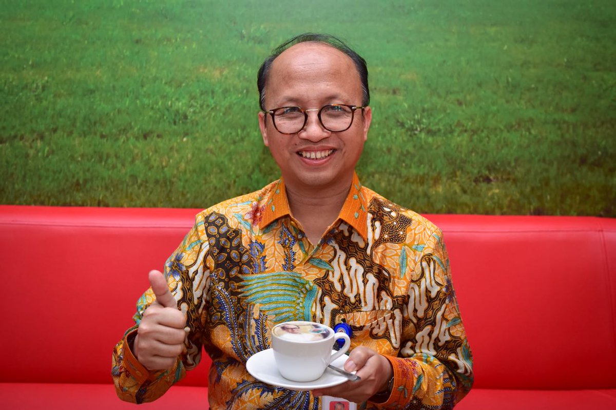 anwsanusi's tweet photo. Untuk menambah pengetahuan dan wawasan perkaya literasi terutama anak Jaman Now, Saya menyempatkan untuk membuat Kartu Anggota Perpustakaan secara gratis serta meninjau Gedung Perpustakan Nasional. @perpusnas1 @KemenDesa https://t.co/6E5aolVDfG