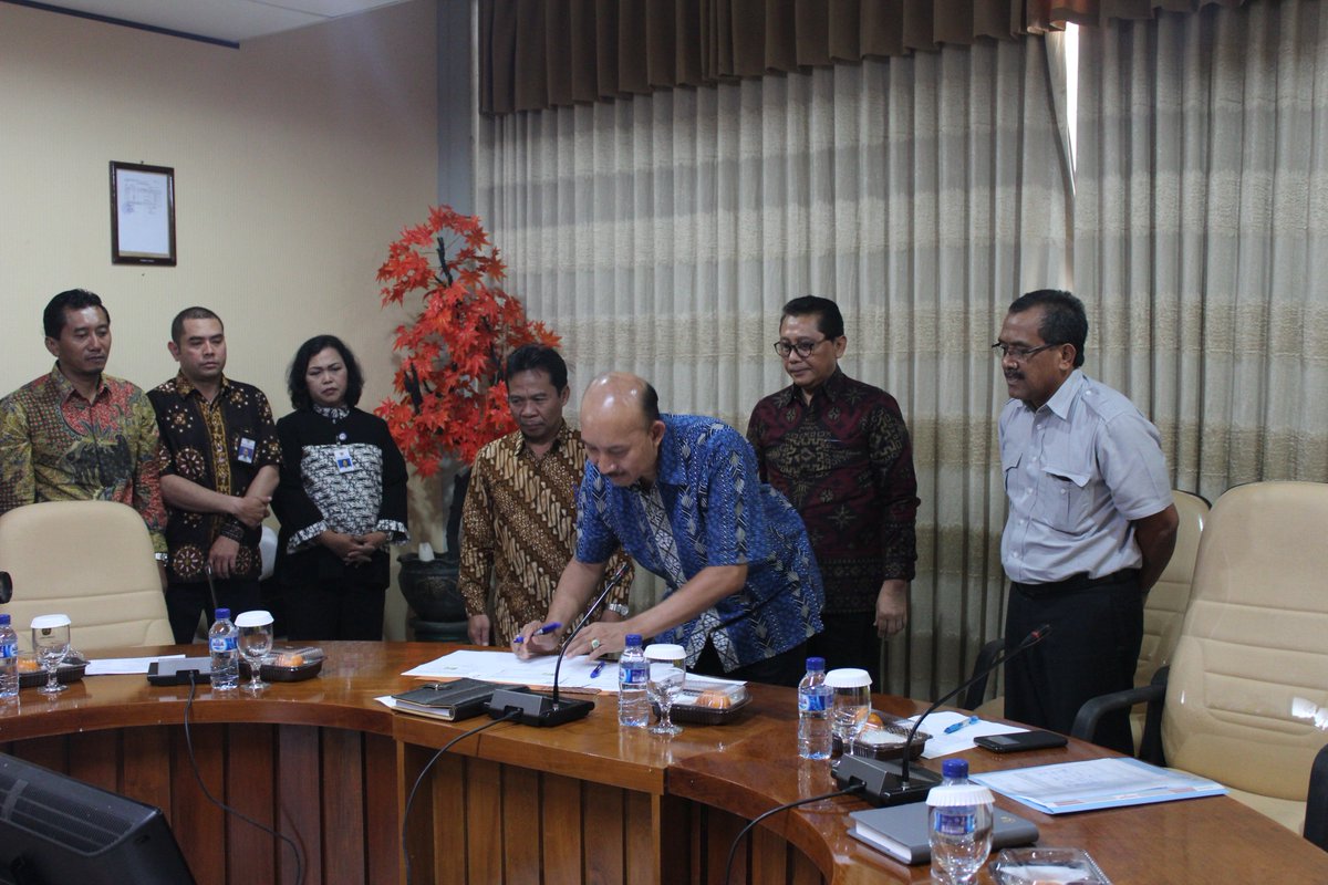 Jumat (13/4/2018)
Bupati Djoko Nugroho <a href="/Djoko_Arief/">Bupati&Wabup Blora</a> menyaksikan penandatanganan Serah Terima Dokumen Bandara NgloramKab.Blora dari <a href="/KementerianESDM/">Kementerian Energi dan Sumber Daya Mineral RI</a> ke <a href="/kemenhub151/">Kemenhub RI</a> di Gedung PPSDM Migas

<a href="/djpu151/">Perhubungan Udara</a> <a href="/AriefRohman838/">Arief Wabup Blora</a> <a href="/bdnrmj/">Bondan</a> @BappedaBlora <a href="/Dinrumkimhubbla/">Dinrumkimhub Blora</a> @PKKBlora <a href="/perhubunganjtg/">Perhubungan Jateng</a>