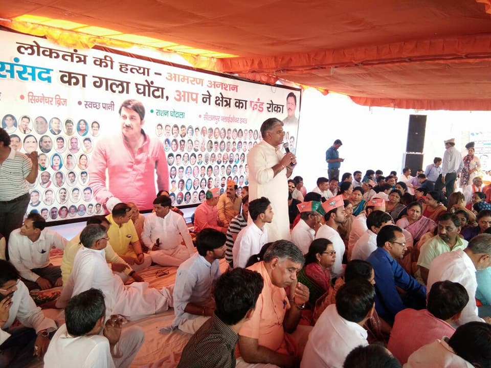 rajballan's tweet photo. दिल्ली प्रदेश भाजपा अध्यक्ष श्री @ManojTiwariMP जी के साथ शास्त्री पार्क चौंक पर "आमरण अनशन "पर
#FastWithPMModi #FastWithModi #FastWithManojTiwari https://t.co/zwJgVc3STc