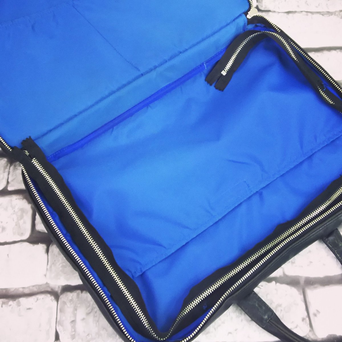 thread_needlejp's tweet image. 鮮やかなブルーがステキなハンドバッグ。
こちらの金属ファスナーを、パイピングで１周丸ごと交換しました。

↓詳しくはこちら↓
goo.gl/xi8p7P

#バッグ修理 #財布修理 #修理工房 #修理職人 #東京 #駒込 #porlsmith #バンドバッグ #ビジネスバッグ #修業中 #threadandneedle #repair