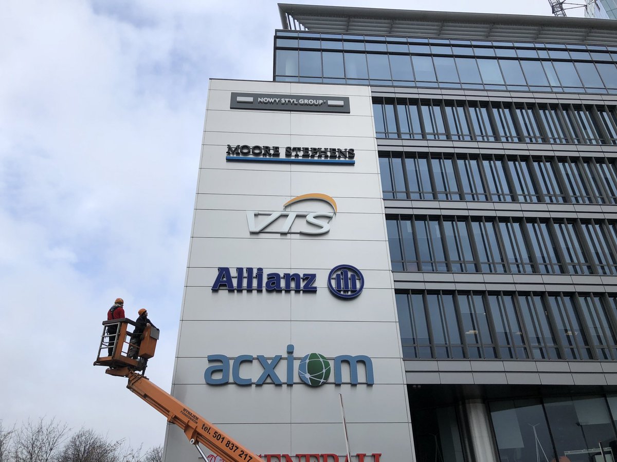 Balanda_pl's tweet photo. Loga dwóch naszych Klientów umieściliśmy ostatnio na Olivia Business Center. 
Genetali i VTS prezentują się bardzo okazale na elewacji budynku.
Jesteś zainteresowany zamieszczeniem swojego loga w wybranym miejscu?
Wejdź na ➡️ https://t.co/AZhisb8lWt https://t.co/rnN705a6cb