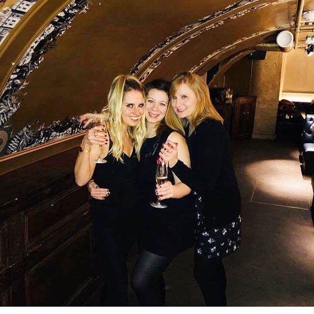 🥂Cheers to the freakin’ weekend, happy Friday!🥂 
#friyay #friday #fridaymotivation #smile #weekend #weekendvibes #fridaymorning #cheers #bubbly #prosecco #drinks #cocktails #london #coventgarden #sevendials #party #celebrate #nightout #goodvibes #happyhour #partytime #frinally
