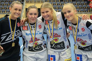 svenskinnebandy's tweet photo. Innebandyfesten, SM-slutspelet för 16-18-åringar, börjar i dag i IFU Arena i Uppsala 13-15 april. För fansen som inte kan vara på plats finns en enkel lösning. 
Se matcherna på 
💻https://t.co/VVNOL6ye2X

https://t.co/9qA9KDO3gR https://t.co/Xe4KAcKMi2