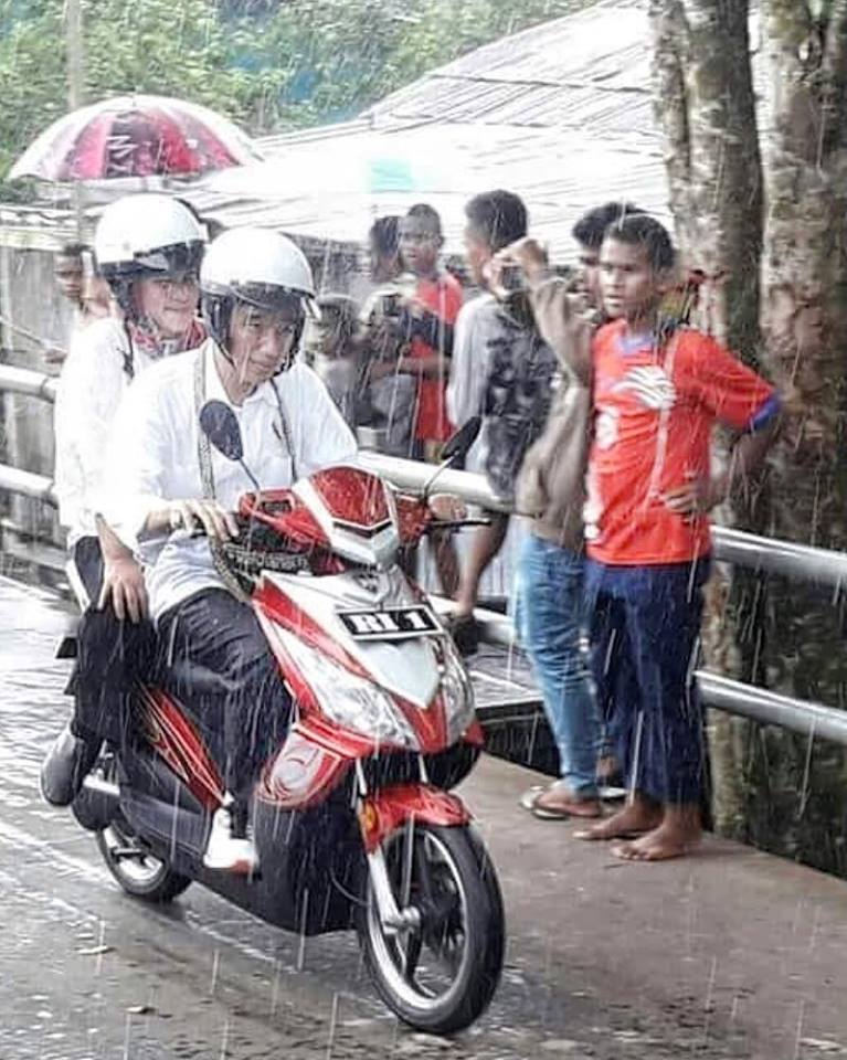 makLambeTurah's tweet photo. Badanmu kurus tp hatimu lurus
Badanmu kerempeng tp dadamu bagai benteng
Tak bnyk engkau bicara
Sepuluh alasan yang dipertanyakan
Ratusan Hinaan, makian, dan fitnah ditujukan padamu
Cukup satu kata saja untuk membungkam
Suro Diro Jayaningrat Lebur Dening Pangastuti🙏
#T3tapJokowi https://t.co/CpDoir1Ks1