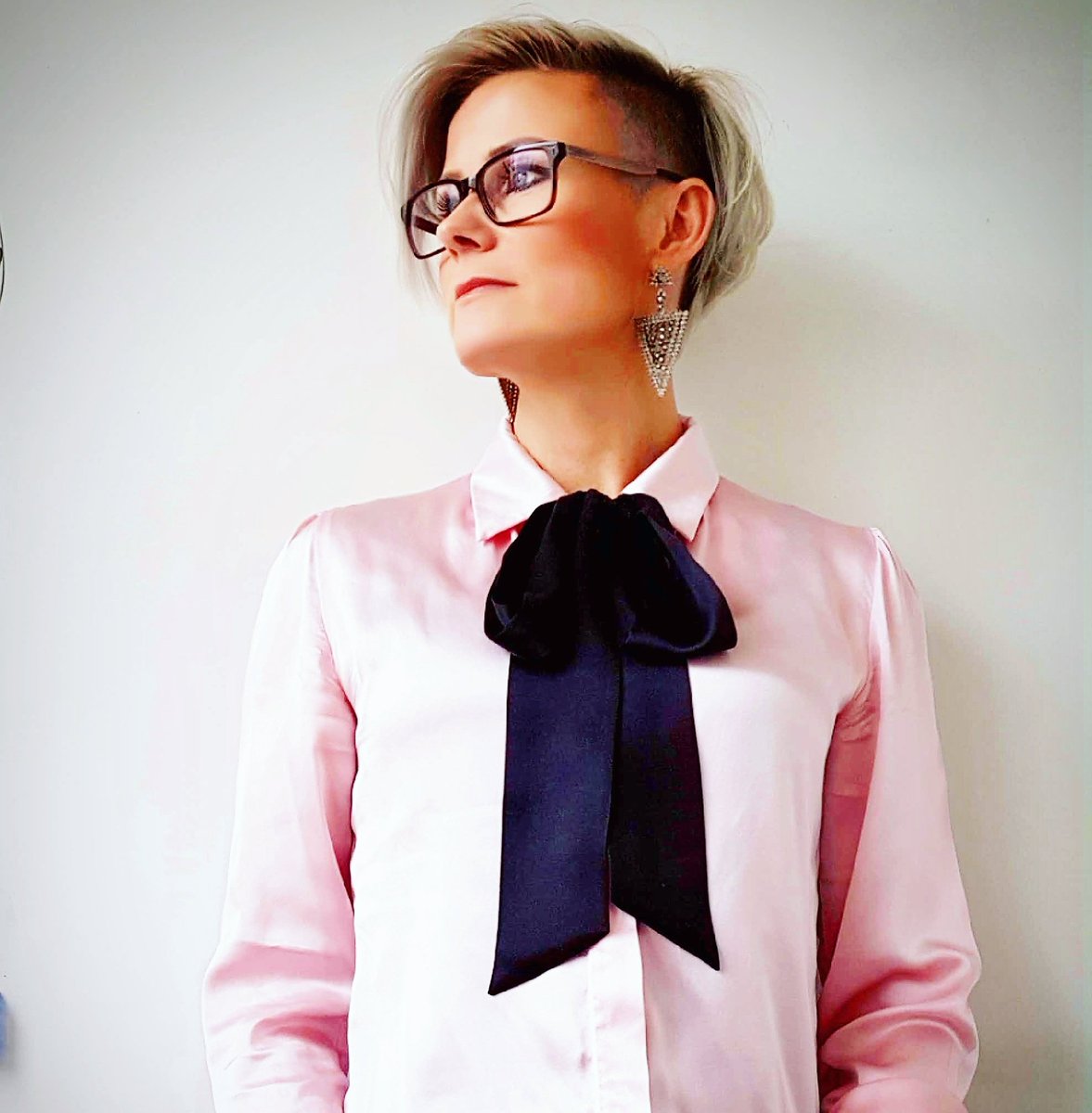 Det självklara klädvalet idag och alla andra dagar! #knytblus