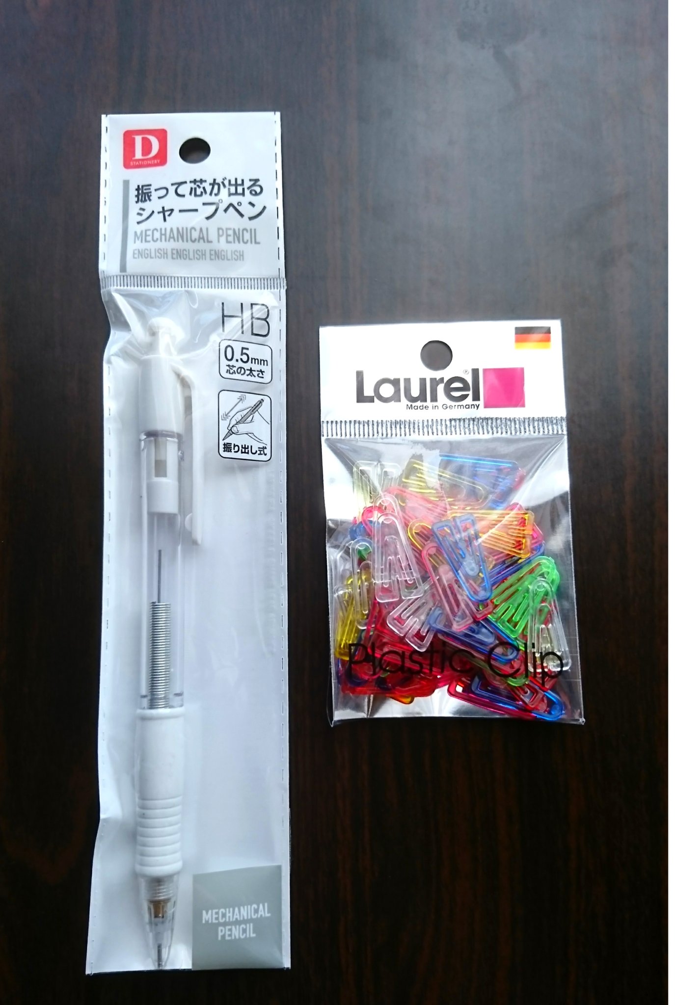 ট ইট র 群馬の文具マニア ダイソーでの収穫 今日は学校帰りにダイソーへ寄り 新商品であるドイツ製のローレル社の カラフルクリップ と 振って芯が出るシャープペン を買って来ました クリップはプラ製で軽く カラフルなクリアカラーがポップで