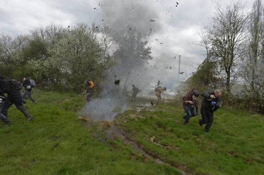 HeuraNegraVKK's tweet photo. La granada F4 conté 25 gr. de pur explosiu, TNT: produeix una important explosió i dispara metralla. La policia francesa la fa servir aquests dies al desallotjament de la #ZAD (a la foto, contra periodistes), a Notre-Dame-Des-Landes. https://t.co/DUDASSlER4