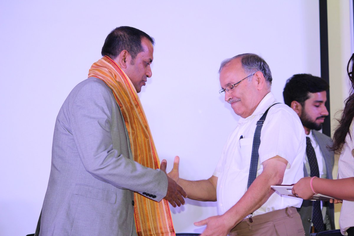 InvestellarSSU's tweet photo. Dr. Nand Lal, @nandlal65, Vice- Chancellor of Sri Sri University felicitated the guests at the National Conference on Financial Markets.
#theplacewherethebullsmeetthebears
#Investellar2k18
#InvestellarSSU https://t.co/f8tIPJxscM