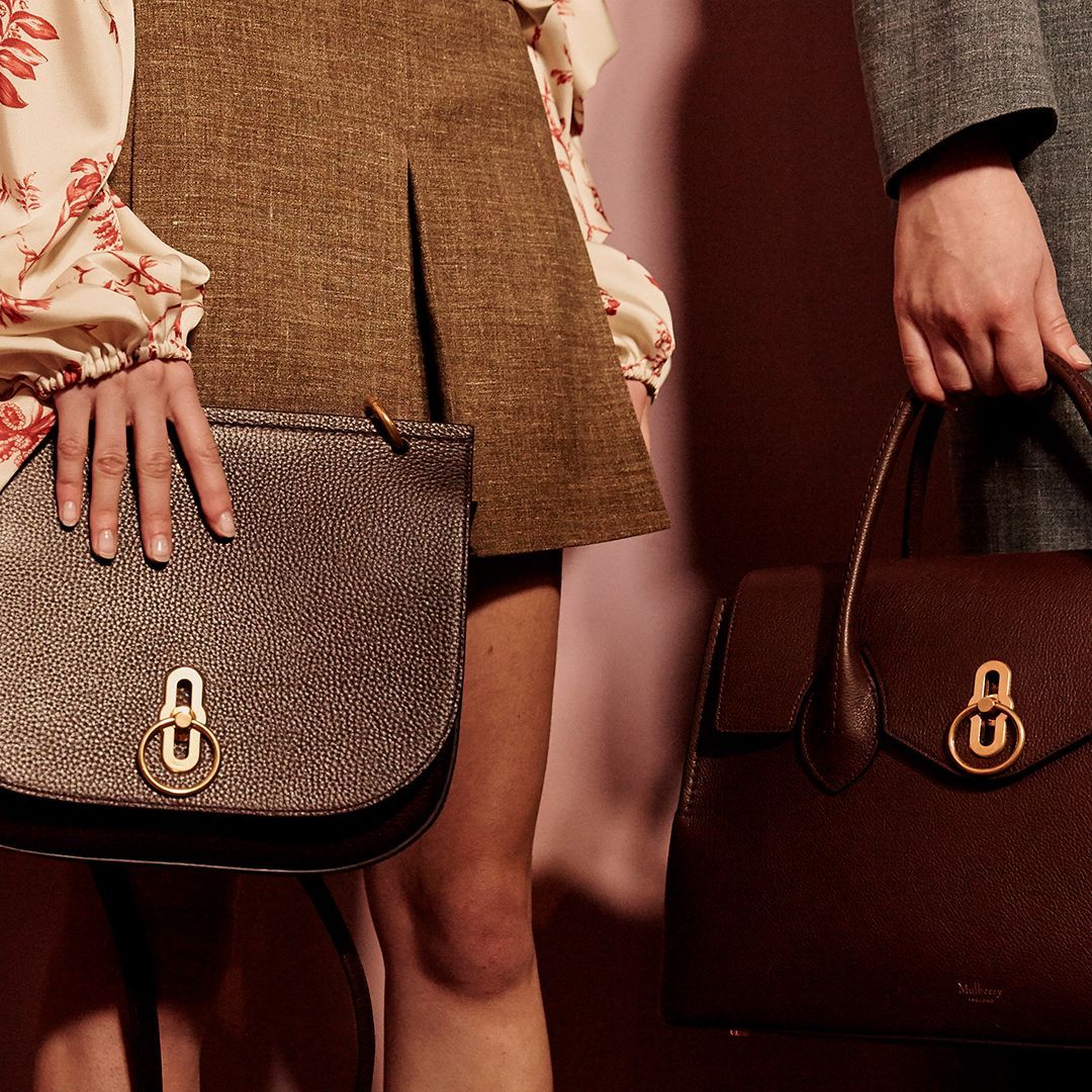 MulberryEngland's tweet photo. A beautiful moment: The sleek lines of the #MulberrySeaton and #MulberryAmberley Satchel are complemented with refined equestrian-inspired detailing such as raw-edged construction, and our signature #RidersLock.
Explore the latest arrivals: https://t.co/E2MYaVYIRV https://t.co/mjhu6bBOIL