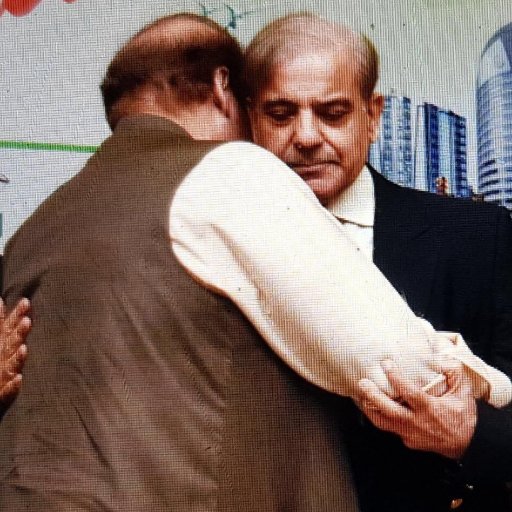 _manrilsnoe's tweet photo. بریکنگ: شہباز شریف نے نوٹس لے لیا۔
تا حیات نااہل شخص کی دلجوئی کرنے اس کے گھر پہنچ گئے۔
 امدادی چیک حوالے کیا اور یکجہتی کا اظہار کیا۔ https://t.co/9nXVVigJr1