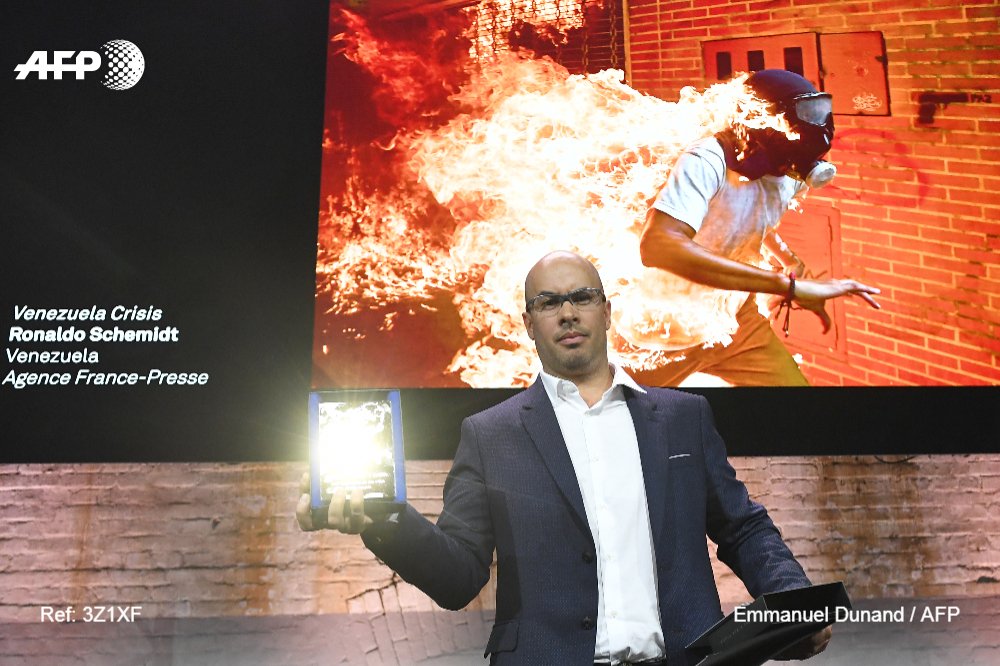 AFPespanol's tweet photo. El fotógrafo Ronaldo Schemidt @rschemidt , de #AFP, primer premio del World Press Photo 2018 #WorldPressPhoto2018 #AFP https://t.co/7gde0hG5Sx https://t.co/rJKV7OGgeL