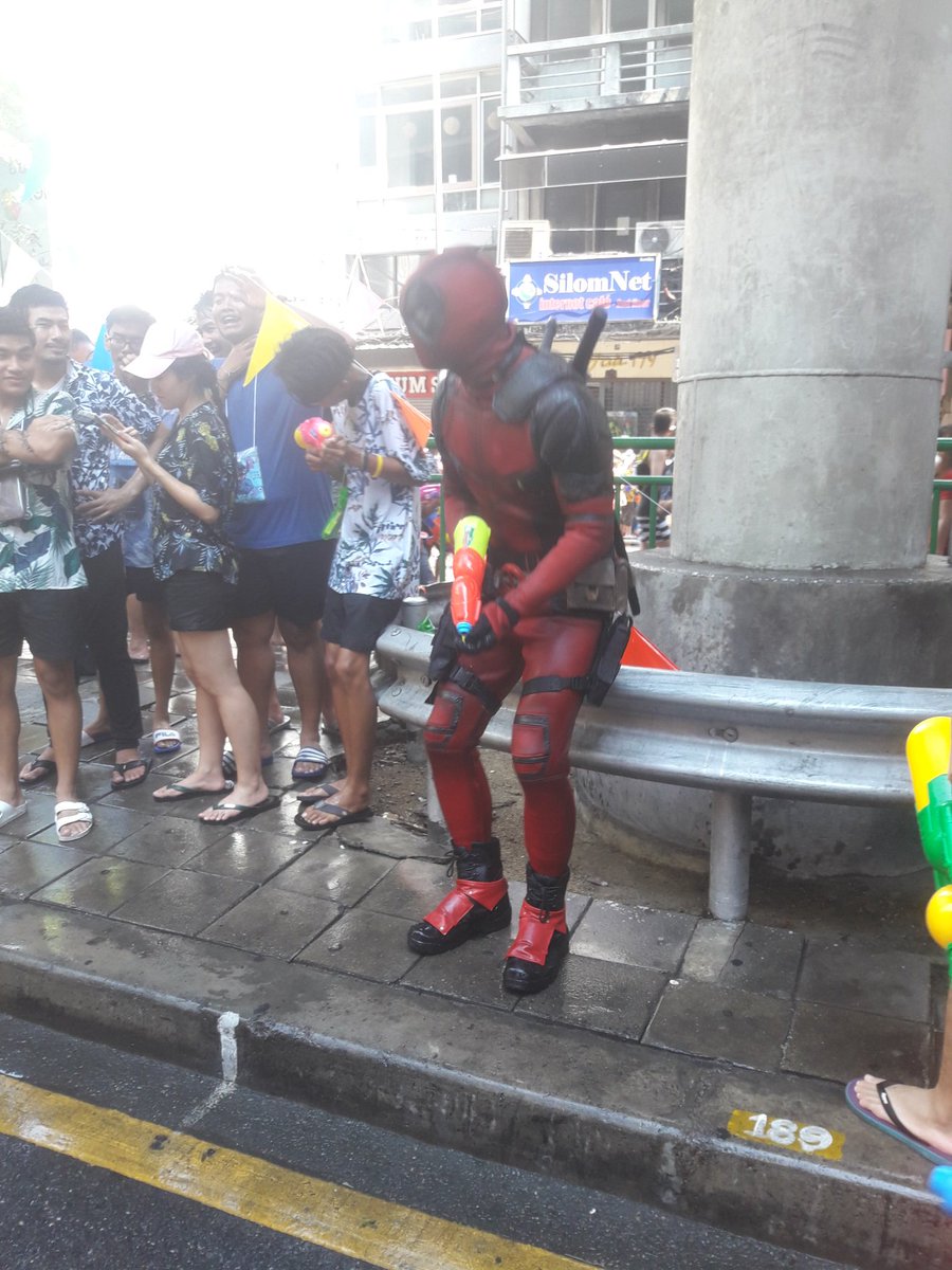 leenano_jen's tweet photo. หรือปาร์คชานยอลจะหนีมาเล่นสงกรานต์ที่สีลม #สงกรานต์ #Songkran  #ThaiNewYear https://t.co/2aRv4IKhWB