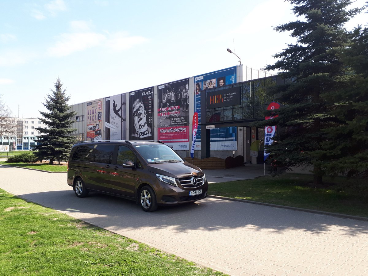ExploringPoland's tweet photo. Kolejny raz wspieramy 34. Przegląd Kabaretów PAKA. Nasze mercedesy przewożą Artystów, Organizatorów i Gości 34. PAKI w Krakowie.
#VIP #taxi #Kraków #VIPtaxiKrakow #PAKA https://t.co/t3hb47VbHz