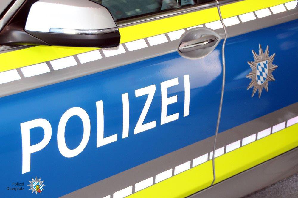 #Kuriose Geschichte aus dem #Polizei Alltag: Betrunkener schläft auf dem Rücksitz seines Autos, Motor läuft damit er's warm hat. Ein anderer Betrunkener will nachhause, schnappt sich das #Auto samt "Gast". #Alkohol --->Autofahrt ---> #Unfall---> Anzeigen t1p.de/6l65