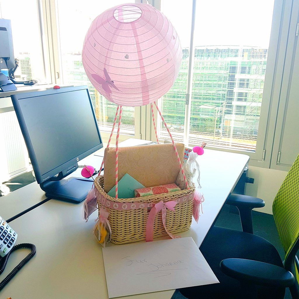 jojofink's tweet photo. 😍 Aaaw da wird Abschied nehmen doppelt schwer! Dickes Dankeschön an die liebsten Bürokollegen! @ADAC #letztertag https://t.co/N6PvxYvLKV