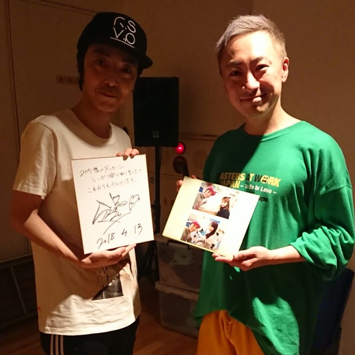 STEPyou0420's tweet photo. 今日ストリートダンス基礎講座後にTAの皆様、特別ゲストのLICOちゃんとなっちゃんから寄せ書き色紙を無事に受け取ってもらいました✨
そしてお願いしてSUBARU先生からのコメントを色紙にいただきました✨
ありがとうございました😆
※寄せ書きの中でLICOちゃんのコメントを必死に探すSUBARU先生でした https://t.co/FAyZYuAC19