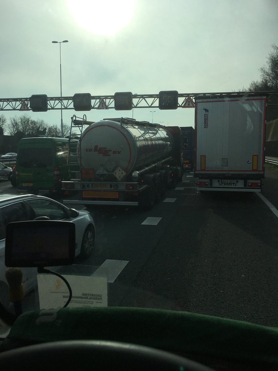 RemcovanEs1's tweet photo. En maar weer stil staan voor de #drechttunnel richting #breda https://t.co/9QguEjwoFb
