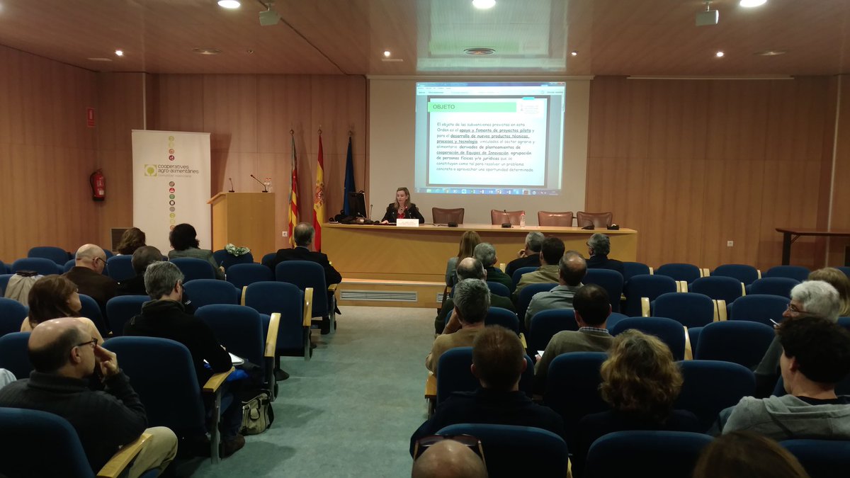 CoopsAgroCV's tweet photo. Interviene a continuación Isabel Gomis, subdirectora general de Desarrollo Rural, Calidad Alimentaria y Producción Ecológica de @GVAagroambient, para presentar la Orden de ayudas para la cooperación en el marco del PDR-CV https://t.co/bW0OiU6uyu