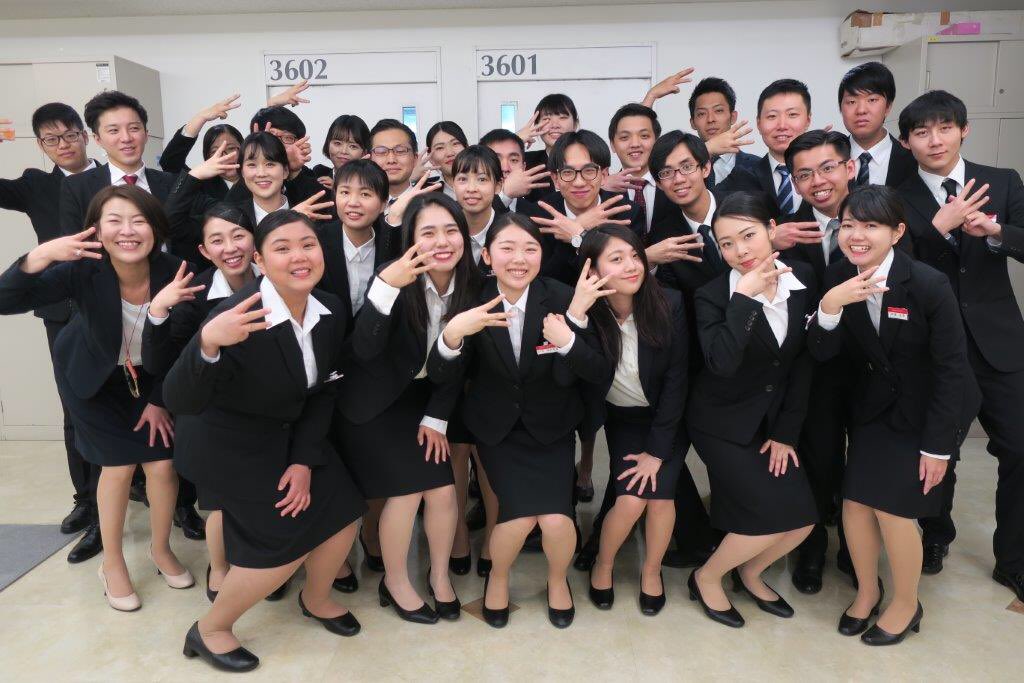 hospi_hotel's tweet photo. 新しい担任の先生と🍭
#DOGclass わんわん🐕#EASYclass we love 😘#HDclass 海外キャリア科
みんな最後の学生生活楽しもうね🌸 #トラジャル #大阪ホテル専門学校 #ホテル学科 #シアトル留学 https://t.co/5zYpBENeKo