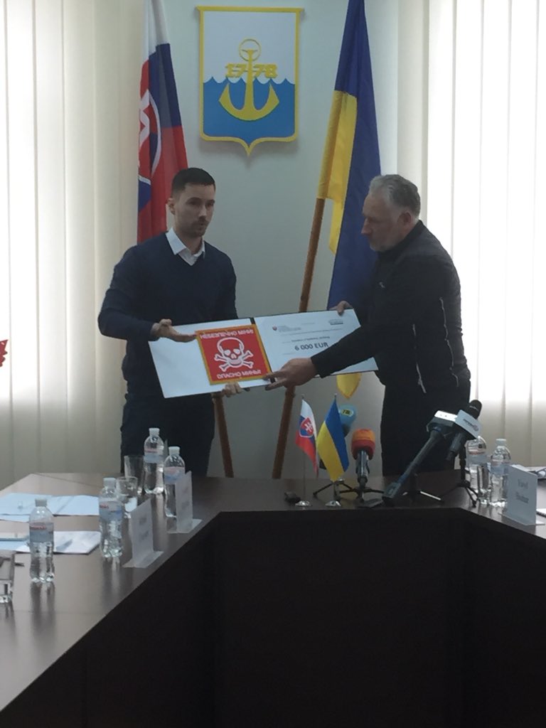 SlovakiaMFA's tweet photo. „Anti-vehicle mines kill in Eastern Ukraine more people than anywhere else in the world,” said @parizekofficial . That’s why in #Mariupol, UA, Slovakia donated 8.600 pieces of landmine warning signs to help improve the situation. @OSCE_SMM https://t.co/h71yW3QUhF