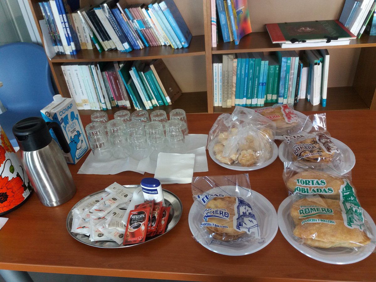 Con café y dulces típicos gacheros nos recibe Santiago Ruiz y Manolo Misas en Pedroche. NUESTRAS Tradiciones. Domingo 15 abril.C. Del Cristo