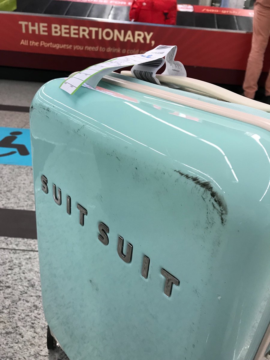 naokies's tweet photo. Gloednieuwe handbagage-koffer bij @KLM tijdens boarden voor ruimbagage af moeten geven. Bij aankomst Lissabon 30m op koffer gewacht en zo ontvangen: #klacht #klm #bagagefail https://t.co/NJMp0Gkxz0