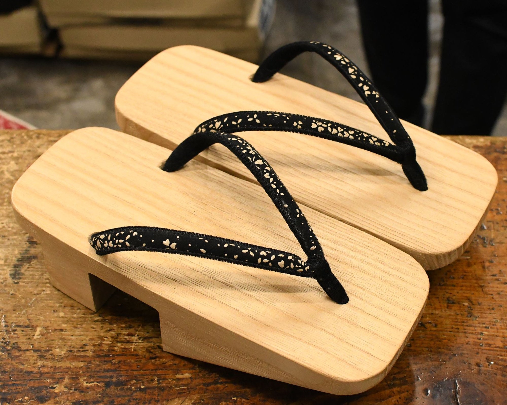 丸屋履物店 柾目 というのは上から下まで真っ直ぐに通った木目のこと 木材の良い部分であり その良い部分を贅沢に切り取り 下駄 に加工した下駄の中でも価値の高い下駄です 中でも良いとされるのが会津桐で 背中合わせに木取した 合目 あいめ