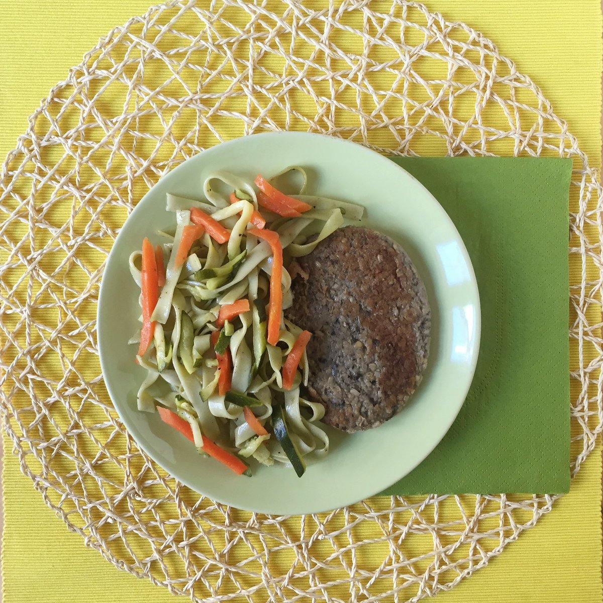 Nostrum_France's tweet photo. Nos hamburgers végétariens vont plairent à tout le monde ! Chacun peut manger au gré de ses envies chez Nostrum 😀😀😀 #healthy #Nostrum https://t.co/Hv1W1nde4F