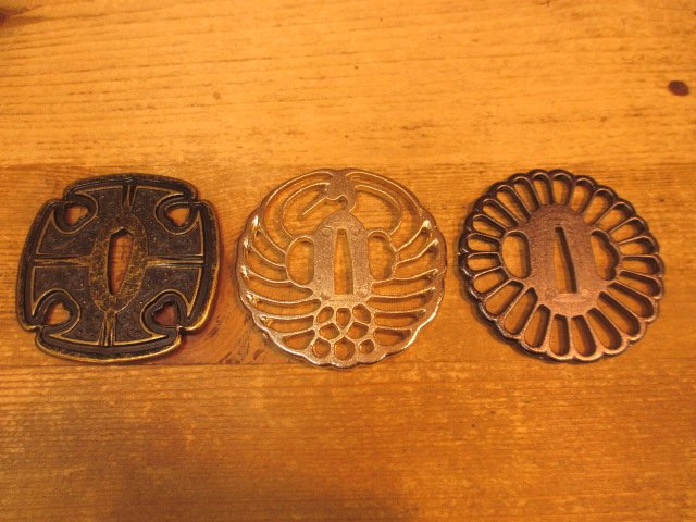 武装商店 営業時間12 00 19 00 火曜定休 鍔 美術刀用 各９９０円 税込 ではどうするのかと言うと 鍔は鍔できちんと呼び方があるので 加州清光 太刀鍔 葵鍔 葵木瓜 四方猪目透かし等 鶴丸国永 鶴丸図鍔 鶴丸透かし等 菊一文字 菊花図鍔