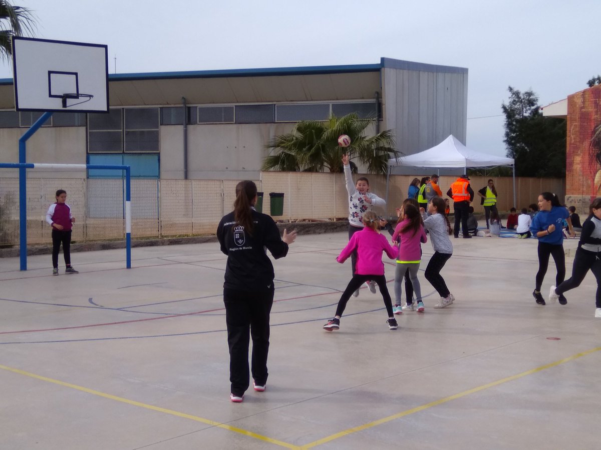 bm_umu's tweet photo. El @PDMSanJavier fomentando el #balonmano en colegios de #lamanga con técnicos de la @FBmRMurcia @VickyRS94 formada en @umucafd de la @UMU https://t.co/Qob5cM7yTX