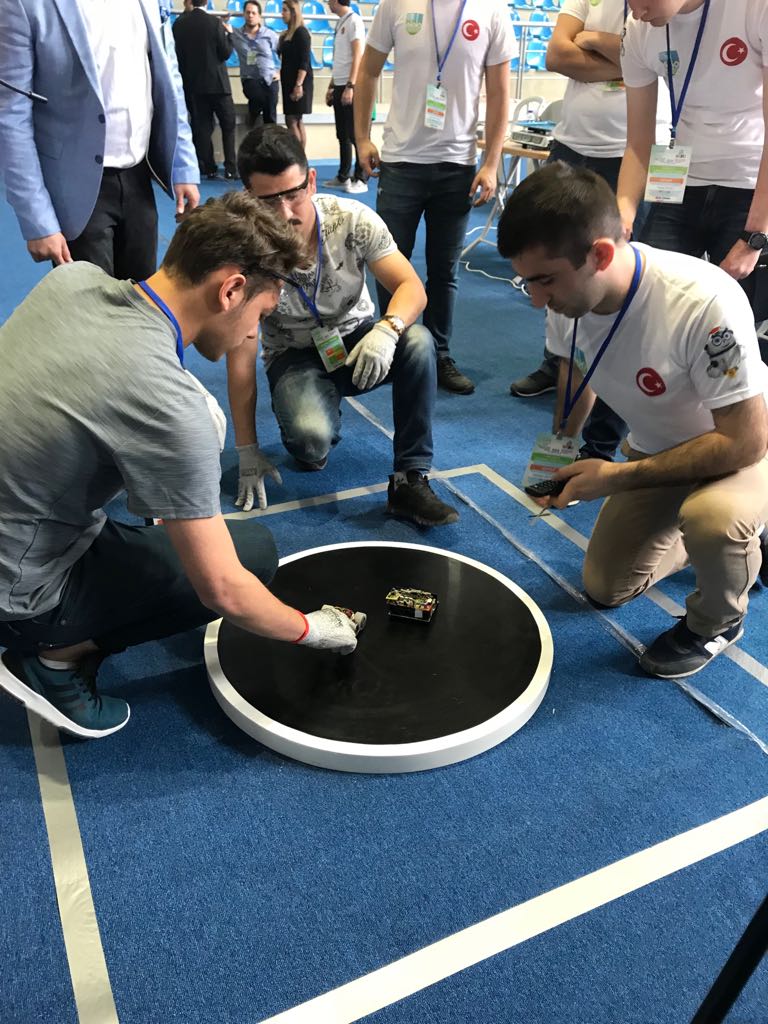 kbuiro's tweet photo. Karabük Üniversitesi Uluslararası Robot Yarışması, KBUIRO'18 için 2. Gün!  @kbuiro @krbkuni @anadoluajansi @ihacomtr @stargazete https://t.co/ImxLYFJOVO