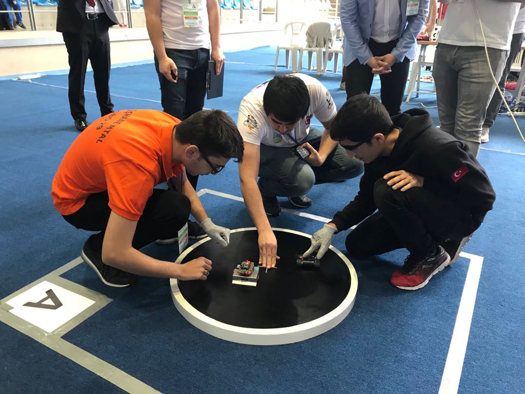 kbuiro's tweet photo. Karabük Üniversitesi Uluslararası Robot Yarışması, KBUIRO'18 için 2. Gün!  @kbuiro @krbkuni @anadoluajansi @ihacomtr @stargazete https://t.co/ImxLYFJOVO