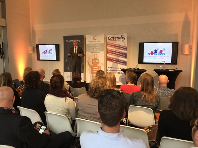 Robert Mekking praat communicatie mensen en dienstverleners bij over het nut van software robots op het Cascadis congres in Utrecht.