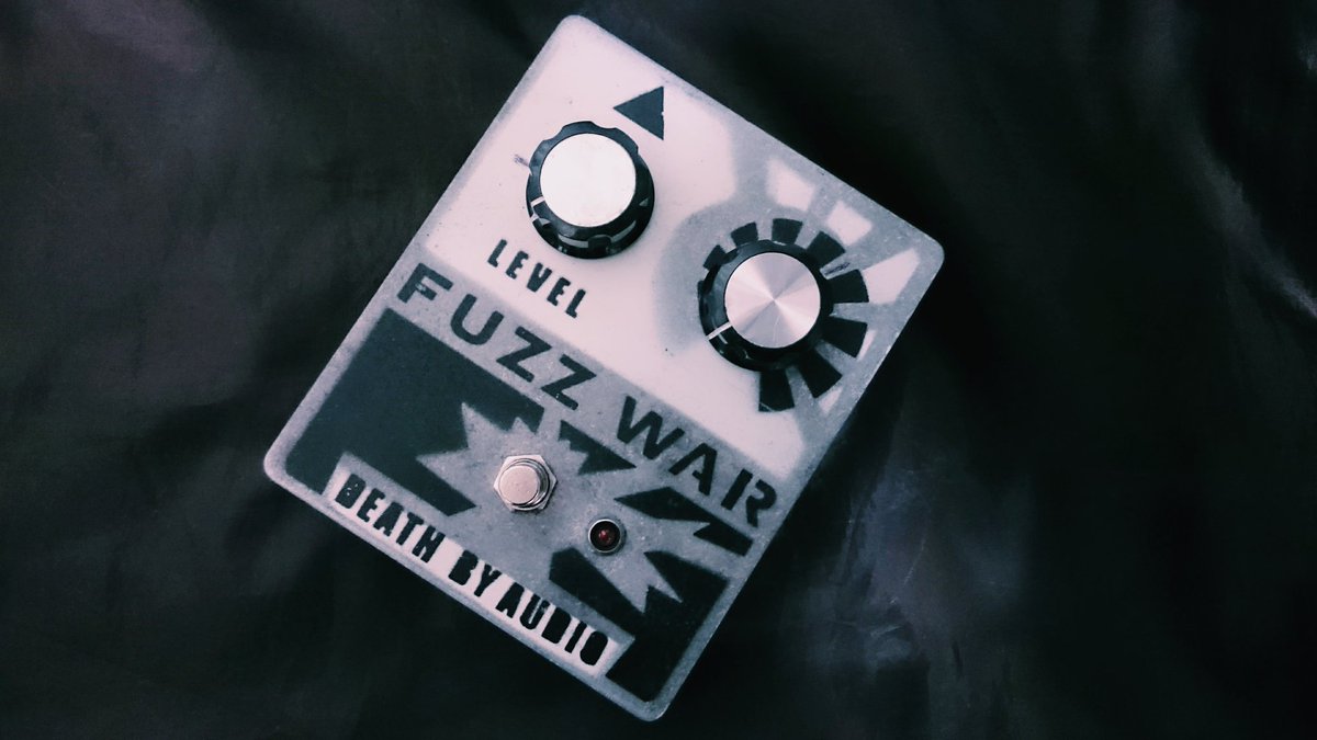 utsubo0021's tweet image. 間もなくデビュー！
Death by Audio
FUZZ WAR ver.1

分厚い歪みの壁。轟音。
爆音好きにはたまらない1台！

#DeathbyAudio #FUZZWAR #ファズ #轟音 #爆音 #うつぼ