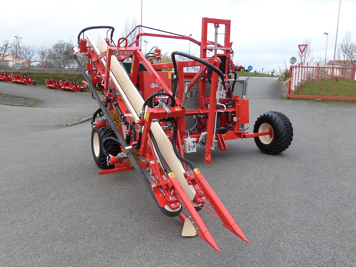 SimonGroup_'s tweet photo. We introduce you a new product in 2018, with the arrival of the S3F, you will be able to harvest the carrots tops in bunches! By being attentive to the market, we know that it is a real consumer expectation. It will also save you time and manpower! #simongroup #carrots #harvester https://t.co/ymtNnQD3uI