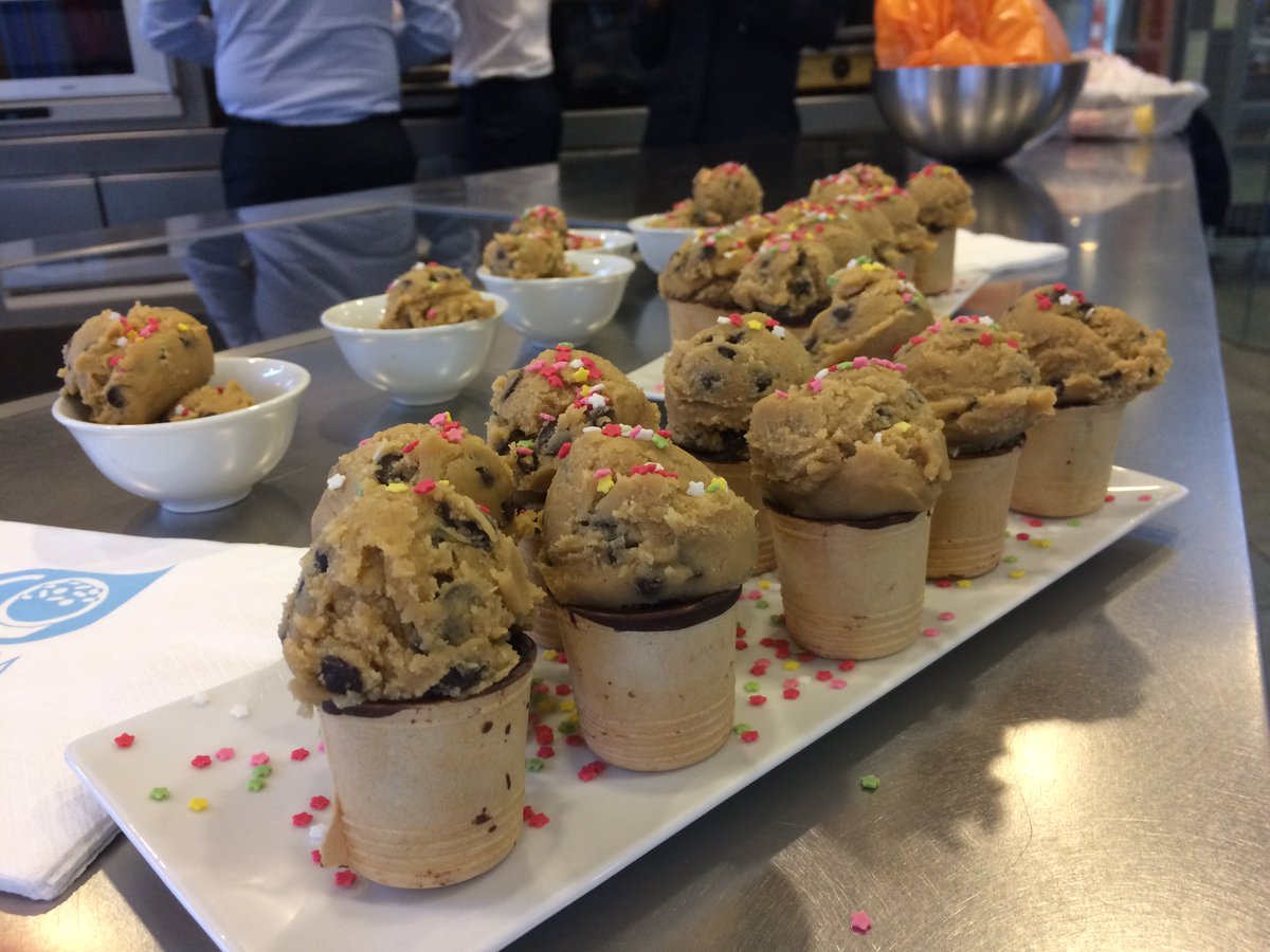 esFIAB's tweet photo. El dulce es la apuesta de #CoCream @UniBarcelona una masa de galleta sin hornear donde el sabor y la textura es inmejorable 😋😊 #Ecotrophelia https://t.co/Ju5lWd3uN5