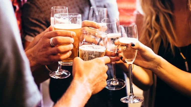 tyronepinnock's tweet photo. One glass of wine or pint of beer a day shortens your life - report https://t.co/Rd8H7LFENa https://t.co/0W07iyk9xi