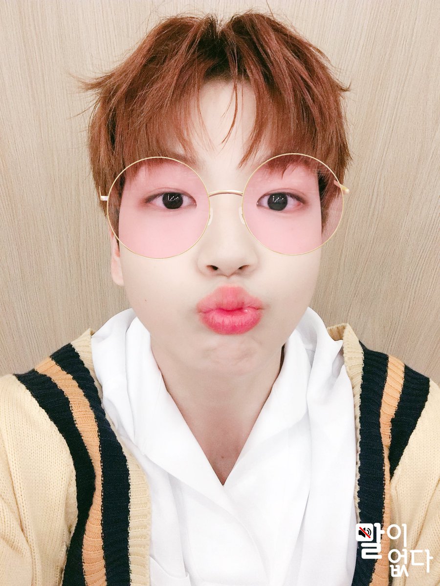 momox_official's tweet photo. [#말이없다🔇] 

셀카 장인 기중이의 셀카 세트!
왜 트위터는 4장만 업로드 될까요😭
나머지 한 장은 MOMO X 인스타에서
확인하세요❤️ 👉🏻 https://t.co/Wm2RcV0kLl

#기중 #KIJUNG
#UNB #유앤비 #감각 @official_UN_B https://t.co/v78ACPgNuK