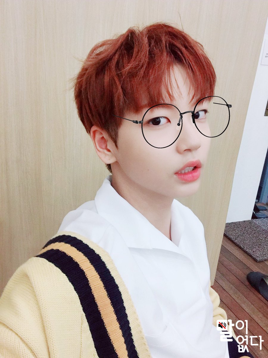 momox_official's tweet photo. [#말이없다🔇] 

셀카 장인 기중이의 셀카 세트!
왜 트위터는 4장만 업로드 될까요😭
나머지 한 장은 MOMO X 인스타에서
확인하세요❤️ 👉🏻 https://t.co/Wm2RcV0kLl

#기중 #KIJUNG
#UNB #유앤비 #감각 @official_UN_B https://t.co/v78ACPgNuK