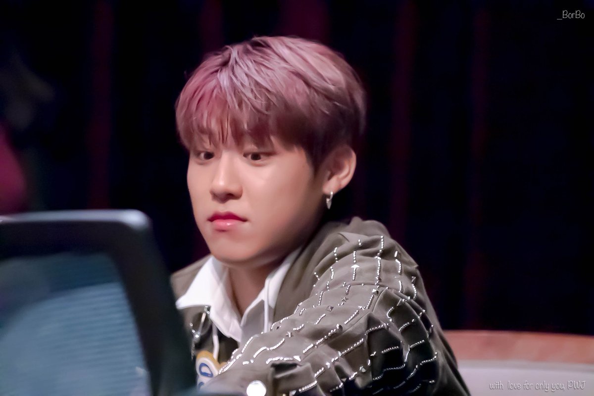 _BorBo's tweet photo. เก้าอี้นางเลื่อนละนางคว้าใหญ่เลยฮือออ เอ็นดู ㅠ ㅠ https://t.co/T8yHaTSty1