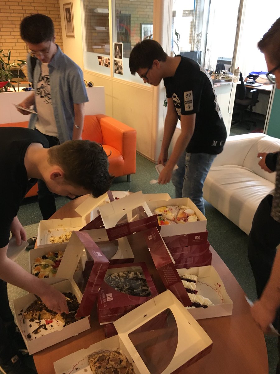 Gebak voor onze studenten vanwege succesvolle audit. Alles voldoende tot goed!