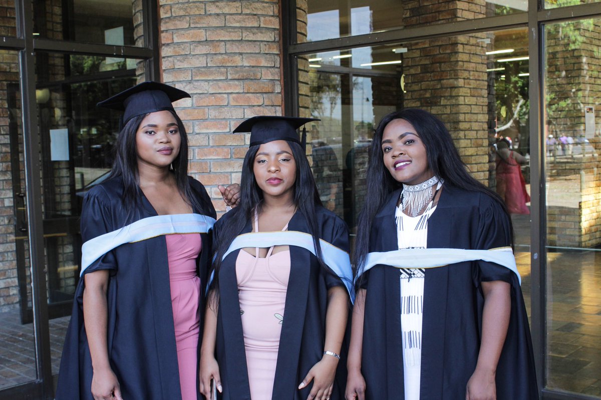 Simelane_Zatu's tweet photo. Man I love seeing people graduate. The joy &amp; happiness it brings. Congrats once again @ZeemNkubungu 🎓
#UWCGraduation2018
#BlackExcellence 👌🏽

📸 : @Sim021Pictures https://t.co/2jW7vD1xS2