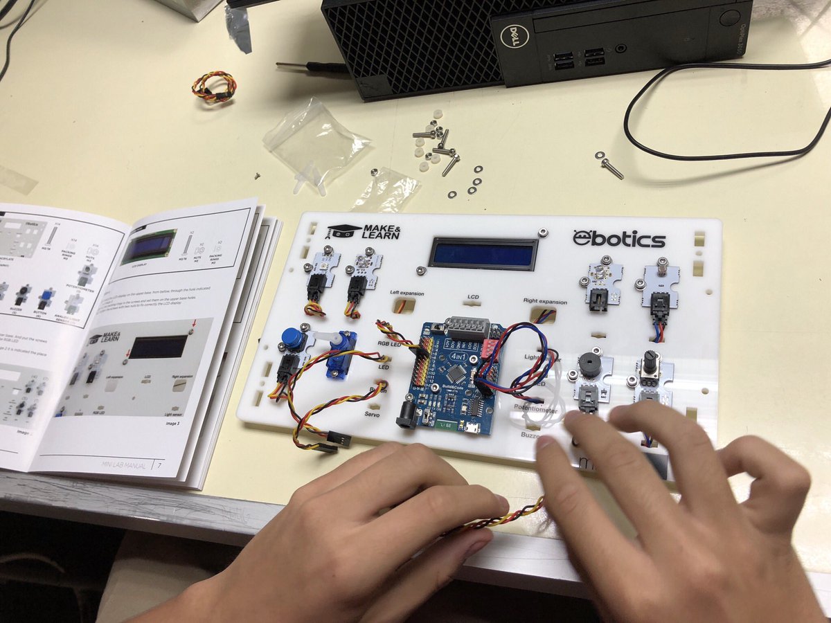 xaloc_edu's tweet photo. Matí de robòtica amb arduino a càrrec del sr. @Ll_Molas #6prim #2eso #4eso @AtlantisTelecom #arduino #minilab #makeandlearn https://t.co/s436oCsr8a