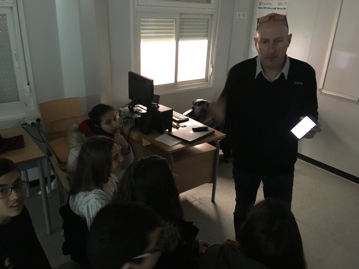 insvallbona's tweet photo. En Joan Serra de Talentia Gestió ens mostra l’app TREBUS que farem servir amb els alumnes de l’intercanvi amb França #TREBUS @talentiagestio #intercanvi #education #technologies https://t.co/rQWHlVUw1T