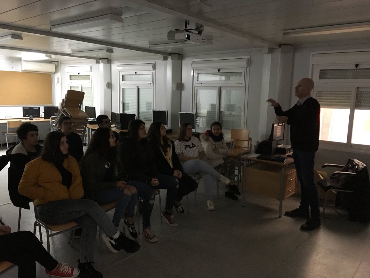 insvallbona's tweet photo. En Joan Serra de Talentia Gestió ens mostra l’app TREBUS que farem servir amb els alumnes de l’intercanvi amb França #TREBUS @talentiagestio #intercanvi #education #technologies https://t.co/rQWHlVUw1T