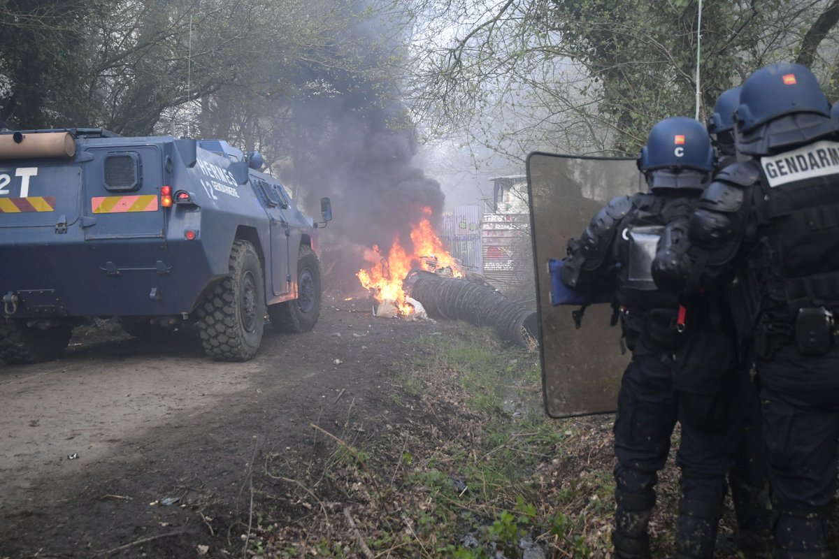 Gendarmerie's tweet image. #NDDL Cinquième jour de l'opération de gendarmerie à #NotreDameDesLandes. Les évacuations sont terminées. Les #Gendarmes restent pleinement engagés pour maintenir l'ordre public et déblayer les routes afin de permettre à chacun et chacune de circuler librement.