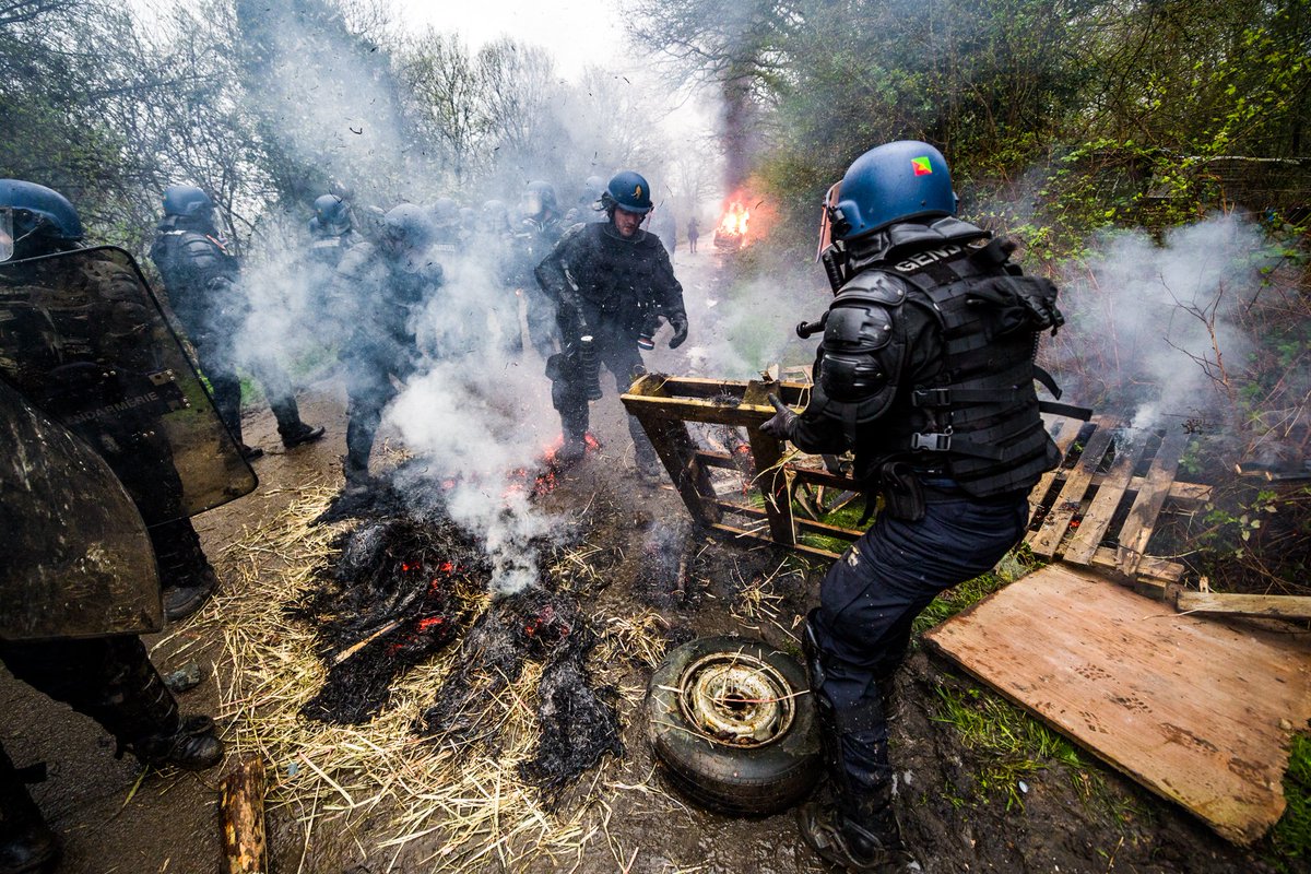 Gendarmerie's tweet image. #NDDL Cinquième jour de l'opération de gendarmerie à #NotreDameDesLandes. Les évacuations sont terminées. Les #Gendarmes restent pleinement engagés pour maintenir l'ordre public et déblayer les routes afin de permettre à chacun et chacune de circuler librement.