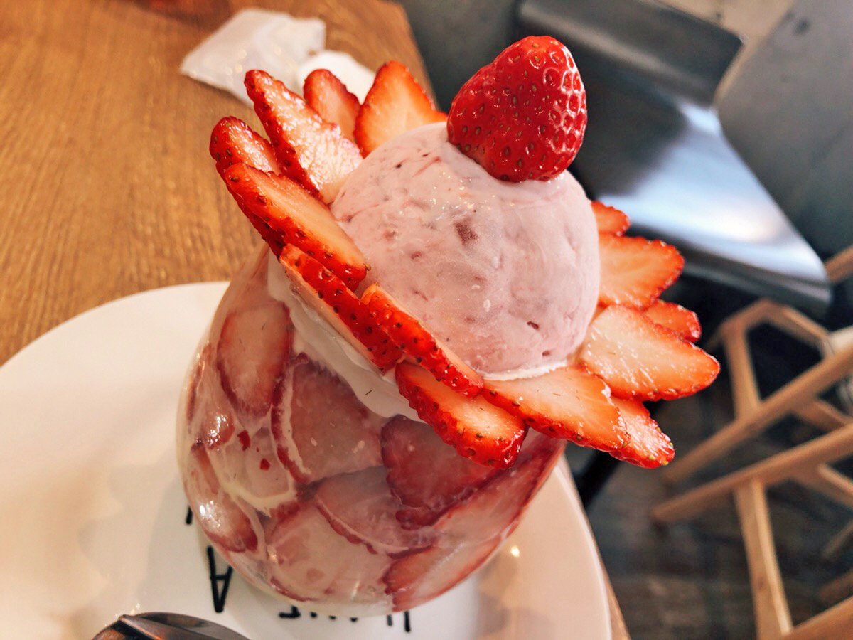 muni_gurume's tweet photo. 【Cafe de Peru】
@東京 高田馬場

花びらのように美しく咲き誇る「いちごたっぷりいちごパフェ」を食べられるお店。
たっぷりのイチゴと濃厚なアイスはボリューム満点で、まるで芸術品のようなスイーツ✨
シーズン毎に提供するスイーツが変わるので、期間限定だそうです🎶 https://t.co/9YfuURZQ33